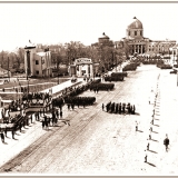 1 мая 1937 года. Военный парад движется со стороны кинотеатра «Октябрь», устроенного в Знаменском соборе 1 мая 1937 года. Военный парад движется со стороны кинотеатра «Октябрь», устроенного в Знаменском соборе