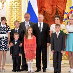 Путин вручил семье Горловых орден "Родительская слава" Путин вручил семье Горловых орден "Родительская слава"