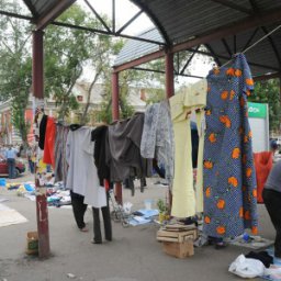 Мэрия столкнулась с агрессией курян во время зачистки уличных развалов Мэрия столкнулась с агрессией курян во время зачистки уличных развалов
