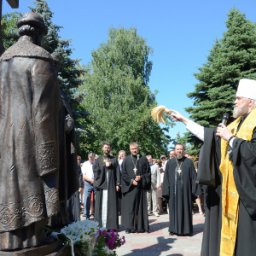 Митрополит Герман освятил памятник в честь Петра и Февронии Муромских