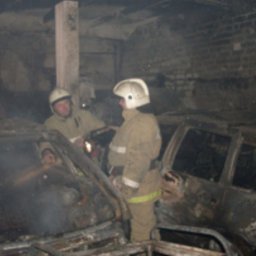 Пожар в автосервисе на Запольной уничтожил две легковушки