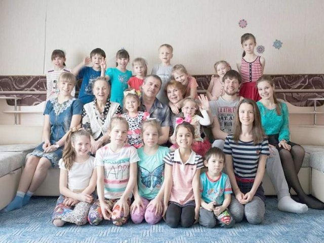 Большая любовь в большой семье: пара из Якутии усыновила 5 курских детей