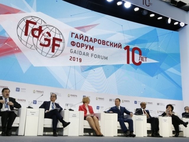 Роман Старовойт  принимает участие  в  Гайдаровском  форуме