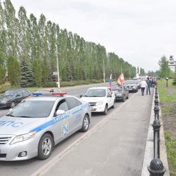 В автопробеге по Курской области приняли участие и ветераны ГИБДД и школьники