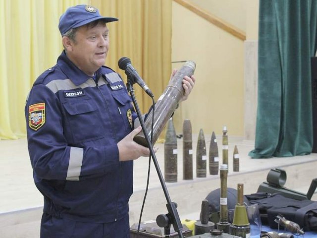 Курские спасатели привезли в школу боеприпасы