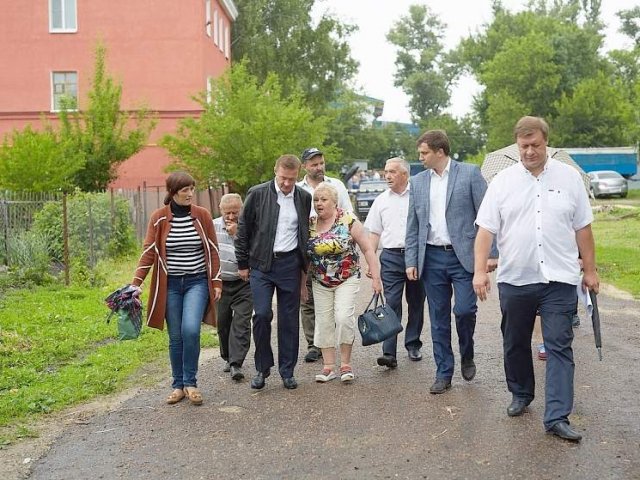 Роман Старовойт проверил ход капитального ремонта многоквартирных домов в поселке Кшенский