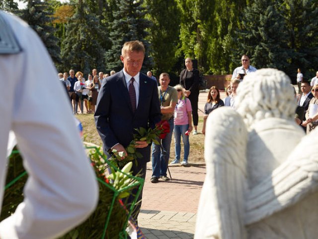 Куряне возложили цветы к могилам погибших подводников