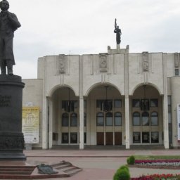 Курян приглашают на кино в театр