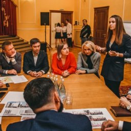 Роман Старовойт обсудил с предпринимателями дизайн-код Курска Роман Старовойт обсудил с предпринимателями дизайн-код Курска