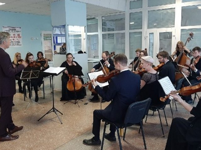Терапия музыкой: в курской областной больнице выступил Губернаторский камерный оркестр