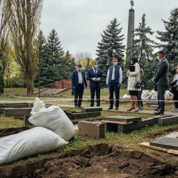 В Курске приостановлен ремонт на офицерском кладбище В Курске приостановлен ремонт на офицерском кладбище