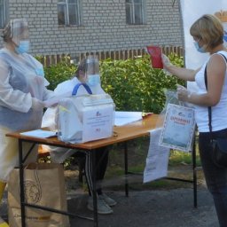 В Хомутовке голосуют под чистым небом В Хомутовке голосуют под чистым небом