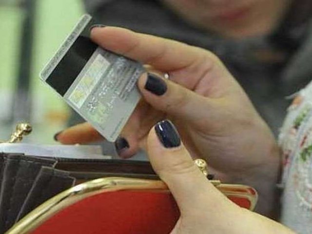 Курянка сходила в гости и лишилась денег