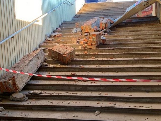 В Курске в результате столкновения с автомобилем разрушился подземный переход