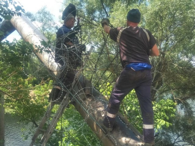 На Суворовском пляже Курска натянули колючую проволоку