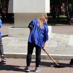 В Курске волонтёры привели в порядок памятник Рокоссовскому