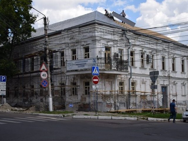 Для дома купца Гладкова в Курске изготавливают новую лепнину