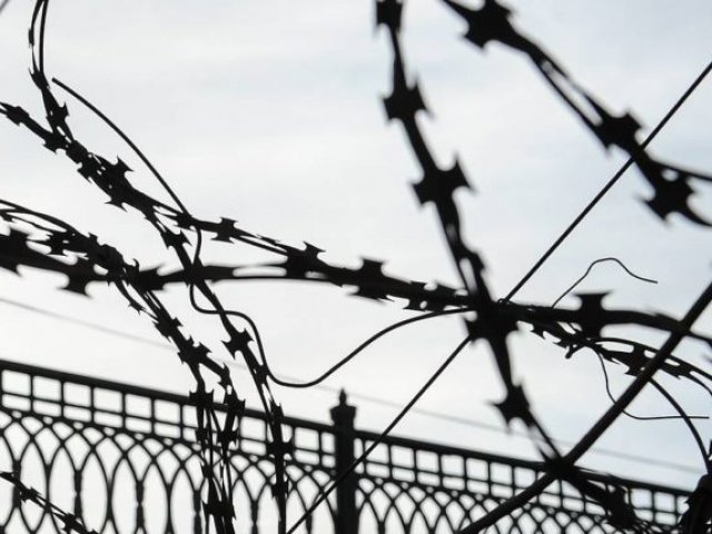 Курянин днем пытался перебросить мобильные телефоны в колонию