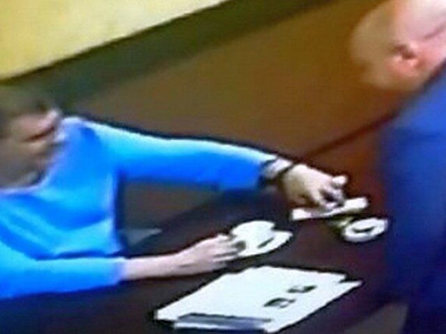 Опубликовано видео получения взятки курским журналистом Денисом Шайкиным