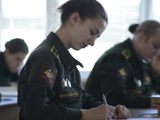 Курские абитуриенты могут подать документы на поступление в военные ВУЗы