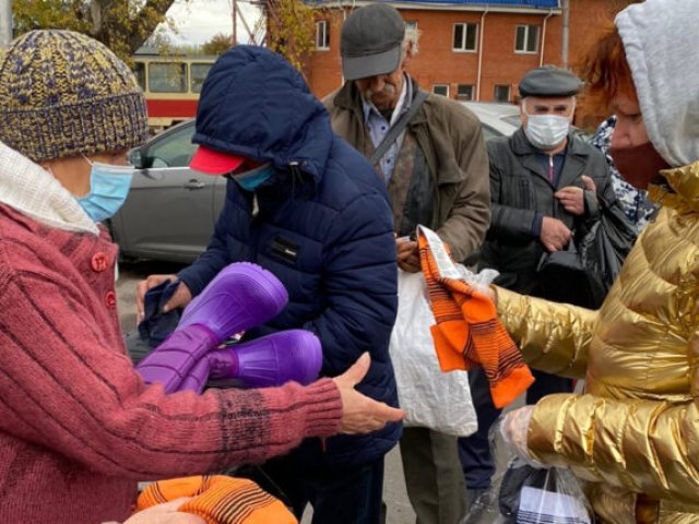 Курские волонтеры раздали бездомным и нуждающимся людям теплую одежду