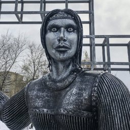 Куряне планируют приобрести "пугающую" статую Алёнки из Воронежа Куряне планируют приобрести "пугающую" статую Алёнки из Воронежа