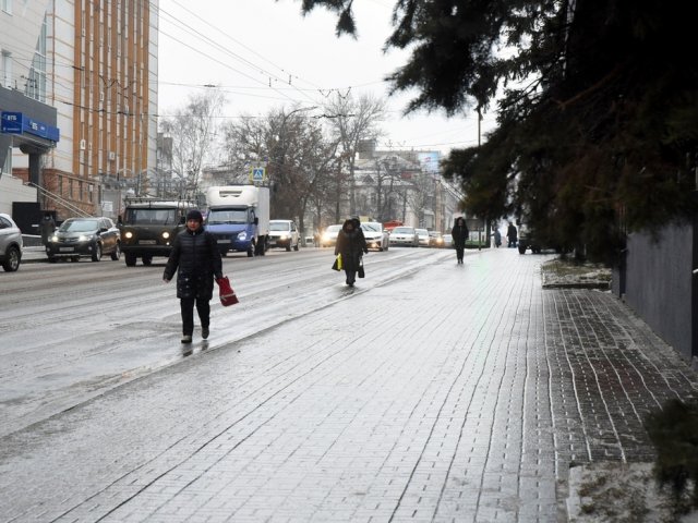 В Курске гололёд на тротуарах выгоняет пешеходов на проезжую часть