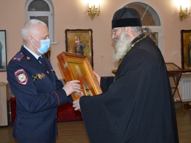 Курские полицейские задержали похитительницу иконы