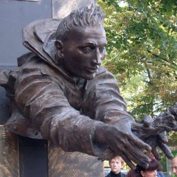 Спешащий на свидание памятник из Курской области обогнал "сибирского комара" Спешащий на свидание памятник из Курской области обогнал "сибирского комара"