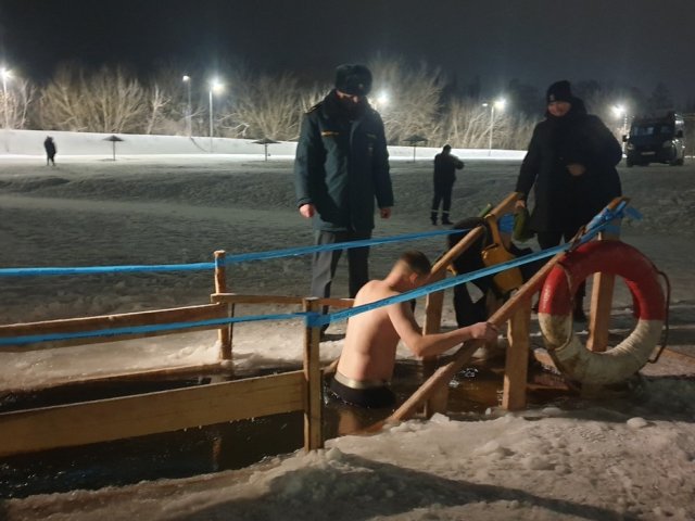 В Крещенскую ночь более 2 тысяч курян окунулись в прорубь