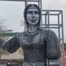 "Пугающая" статуя Аленки из Воронежа не досталась курянам "Пугающая" статуя Аленки из Воронежа не досталась курянам