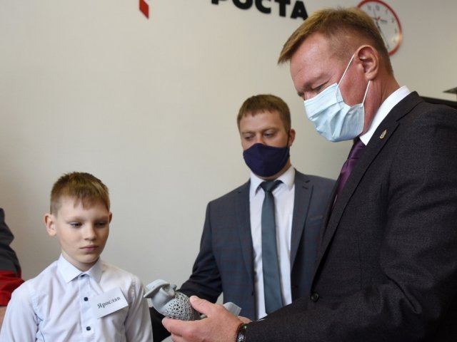 Роман Старовойт посетил «Точку роста» в Горшеченском районе