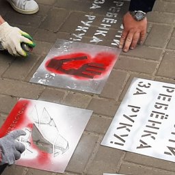 Дороги Курска предупреждают пешеходов снять наушники и убрать телефон Дороги Курска предупреждают пешеходов снять наушники и убрать телефон
