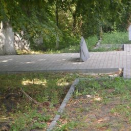В Курской области двое подростков по неосторожности сломали плиту на Братской могиле воинов Советской Армии В Курской области двое подростков по неосторожности сломали плиту на Братской могиле воинов Советской Армии