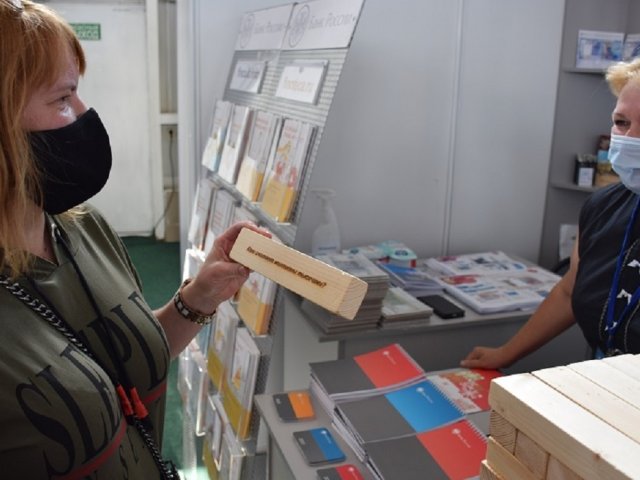 Гостям Коренской ярмарки представили выставочный стенд курского отделения Банка России