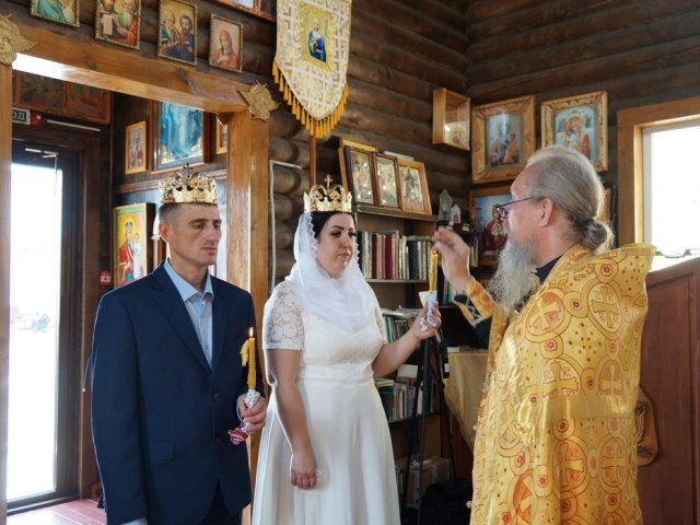 В курской колонии осужденный обвенчался с женой после 11 лет брака