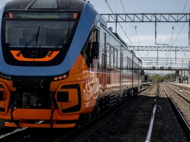 Роман Старовойт отправился с рабочим визитом в Курчатов на рельсовом автобусе