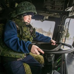 Под Курском военный Дед Мороз прокатил детей на ракетном комплексе "Искандер" Под Курском военный Дед Мороз прокатил детей на ракетном комплексе "Искандер"