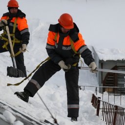 Курским работодателям рекомендуют максимально усилить меры безопасности при очистке крыш от снега и наледи