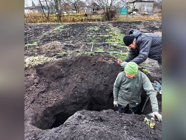 Курские поисковики обнаружили авиабомбу и останки пилота в сельском огороде