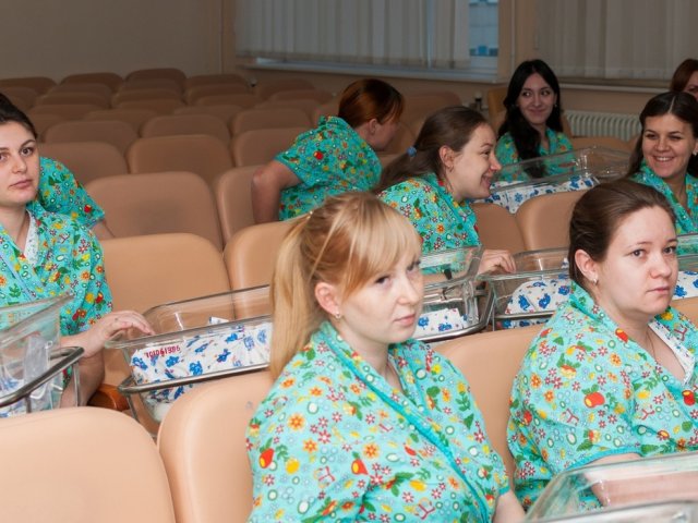 24 курянки получили свидетельства о рождении детей в торжественной обстановке
