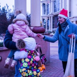 В центре Курска блогеры раздавали людям мандарины и открытки