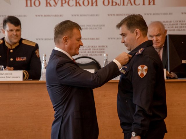 Губернатор Роман Старовойт наградил курских сотрудников Росгвардии