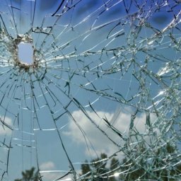 Жители Курска жалуются на неизвестных, по ночам выбивающих окна Жители Курска жалуются на неизвестных, по ночам выбивающих окна