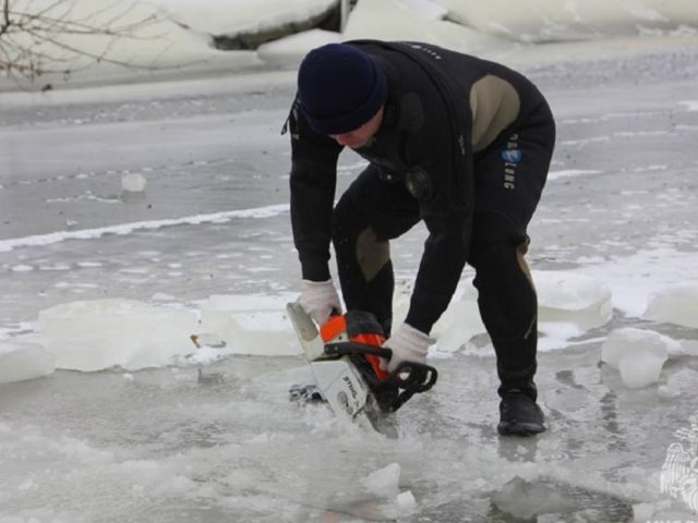 Курянам напомнили о правилах безопасности во время крещенских купаний