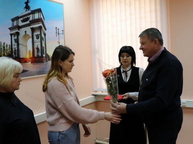 Дочери погибшего в СВО курянина вручили орден Мужества