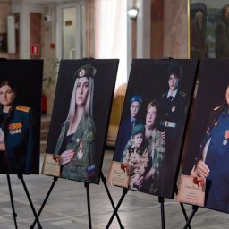 В Курске открылась выставка фотопроекта «Жёны героев» В Курске открылась выставка фотопроекта «Жёны героев»