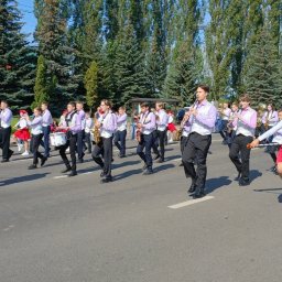 В марш-параде на проспекте Победы Курска поучаствовал 21 духовой оркестр В марш-параде на проспекте Победы Курска поучаствовал 21 духовой оркестр