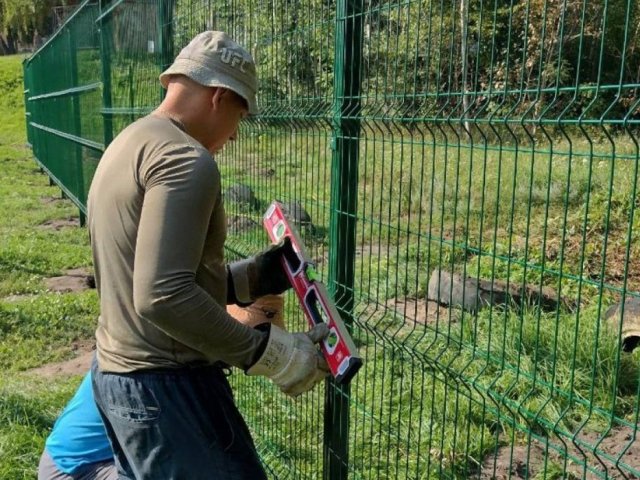 Курские единороссы устанавливают железное заграждение на территории средней школы №16 в Железнодорожном округе