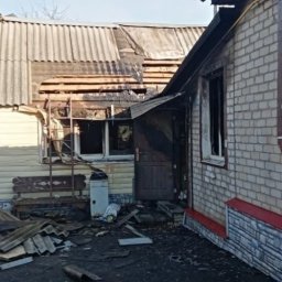 Жители поселка Горшечное и полицейские эвакуировали 93-летнюю пенсионерку из горящего дома Жители поселка Горшечное и полицейские эвакуировали 93-летнюю пенсионерку из горящего дома